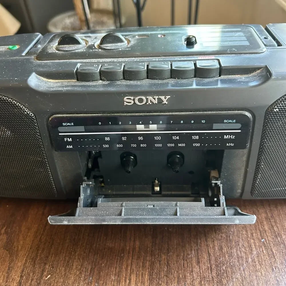 VTG Sony CFS-200 Stereo FM/AM Radio Cassette Recorder Compact Boombox Working